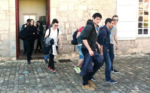 A ve Francii stejný trapas jako loni u nás v Pardubicích jenom v obráceném gardu. Tentokrát nedostali nic pro změnu francouzští studenti.