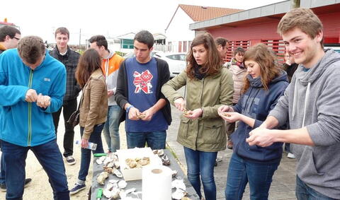 Francouzští studenti byli v otevírání ústřic již zběhlí.