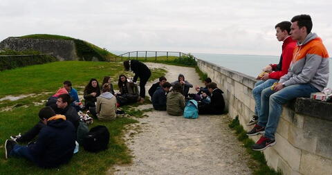 Oběd na pevnosti Chateu d' Oleron.