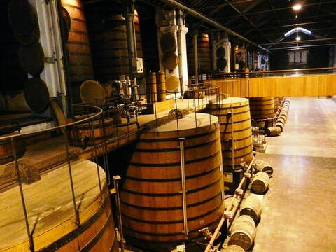Celkově může být uložené v sudech Martellu až milion litrů brandy.