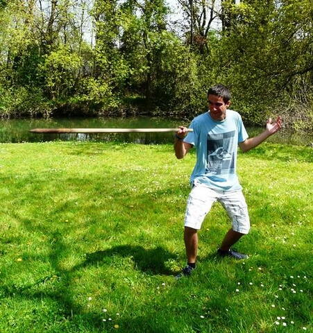 Odpoledne jsme strávili na ostrově. Tohle je Baptiste. Podle jeho postoje vypadá, jak kdyby to už někdy v ruce držel.
