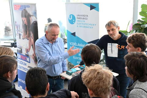 Univerzita Pardubice - Fakulta elektrotechniky a informatiky - u stánku