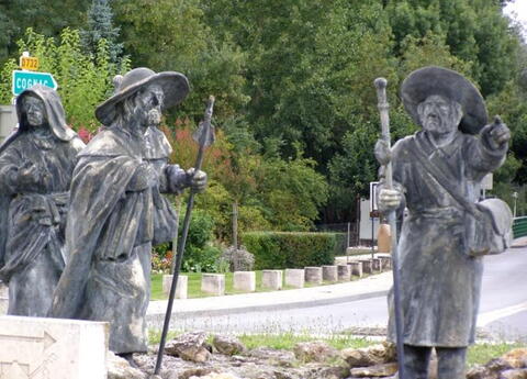 Pilgrims - poutníci. Pons leží na slavné poutní cestě do Santiaga de Compostela. Jako připomínka slouží sochy poutníků na kruhovém objezdu.