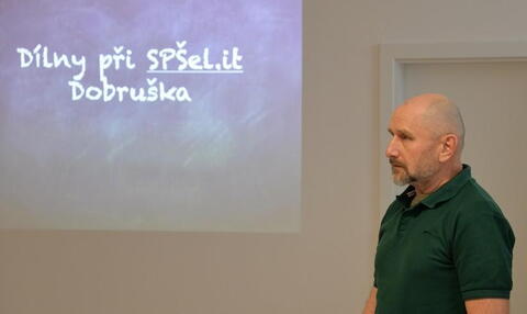 Představení školy SPŠElIT si vzal na starosti pan učitel grafiky Jaroslav Mužík.