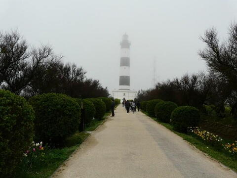 Když jsme přijeli na maják Le phare de Chassiron, byla klasická anglická mlha a pěkná zima.