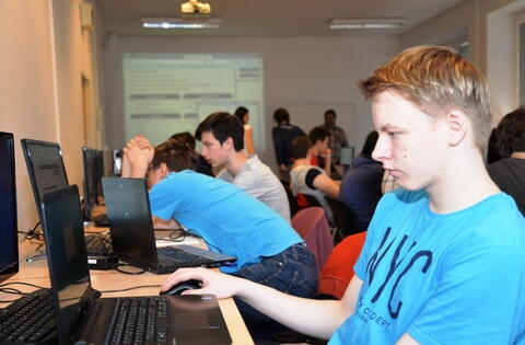 Daniel Krejčí 1.B - naše nová naděje. Ač prvák, byl letos už 3. na JuniorInternetu. Nakonec mu úlohy úplně nesedly a skončil 10. Posíláme ho na zkušenou na Pioneers Festival do Vídně.