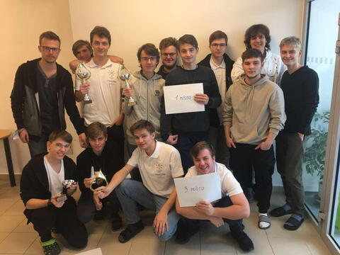 Vítězové byli všichni. "Jak si rozdělíme pohár?" 4.B to již vyřešila... :-)