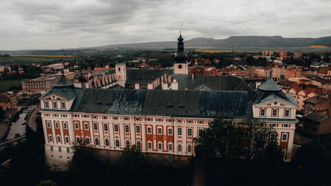 Broumovský klášter z dronu. Jak z filmu "Jméno růže".