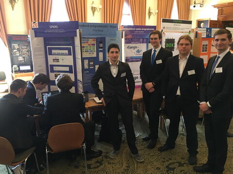 Studenti soukromé střední školy informatiky a ekonomie DELTA se svými projekty na Akademii věd ČR.