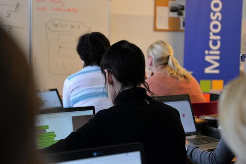 Kurz výuky programování vedl společně s paní učitelkou Hurtovou i student 2. ročníku, Josef Kopecký. | Foto: Denisa Lohniská, studentak 1. ročníku