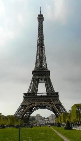 Eiffelova věž při naší návštěvě Paříže.