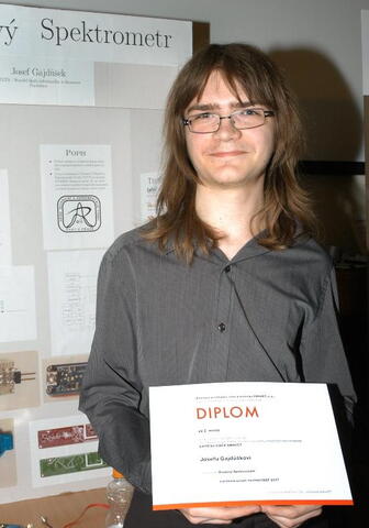 Pepa dojíždí jeden den v týdnu do Ústavu technické a experimentální fyziky