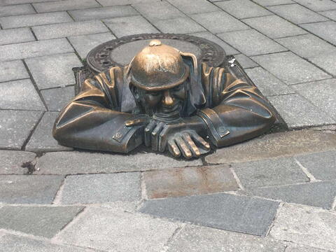 Staré město Bratislavy je plné uměleckých děl. Toto je Man at Work, slovensky: Čumil.