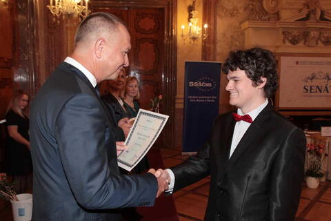 Diplom v soutěži Mladý řemeslník předává Matějovi předseda Sdružení soukromých škol pan Vladimír Kolder.