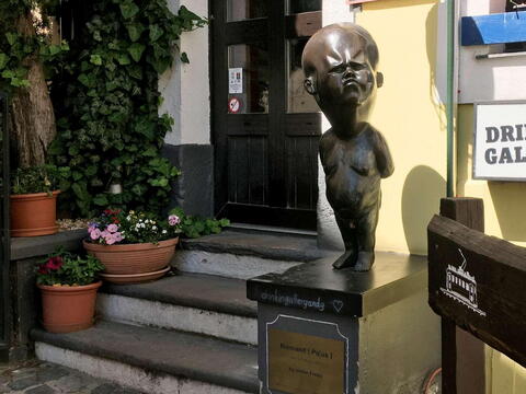 Staré město Bratislavy je plné uměleckých děl. Toto je Niemand od Viktora Freša. Na Slovenský název se mne raději neptejte.