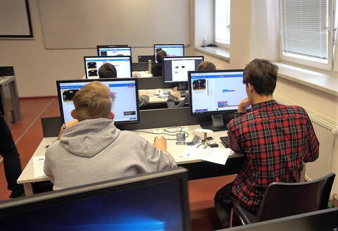 1. ročník Hackathonu BBC micro:bit - a už se programuje...