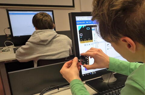1. ročník Hackathonu BBC micro:bit - a už se programuje...