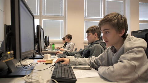 1. ročník Hackathonu BBC micro:bit - a už se programuje...