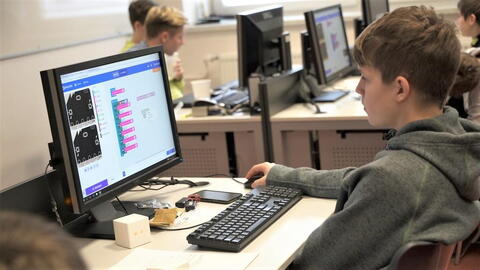 1. ročník Hackathonu BBC micro:bit - a už se programuje...