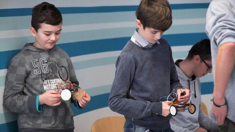1. ročník Hackathonu BBC micro:bit - příprava na paralelní slalom autíček