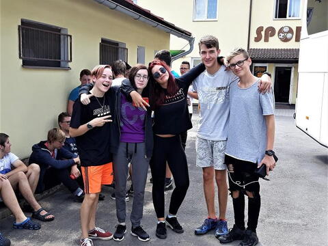 Tak asi přesně k tomu má adapťák sloužit - za 3 dny se parta neznámých lidí tak "trošičku" sblížila.