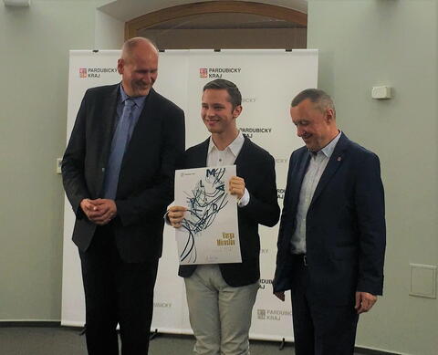Ocenění předával radní pro školství Ing. Bohumil Bernášek a vedoucí odboru školství Mgr. Martin Kiss.