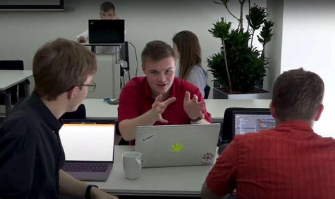 Kluci programovali měsíc pro PwC Slovensko. Někteří byli na interních projektech, jiní programovali na projektech pro zákazníky.