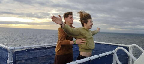 Romantická scéna z legendárního filmu Titanic v podání studentů DELTA. :-)