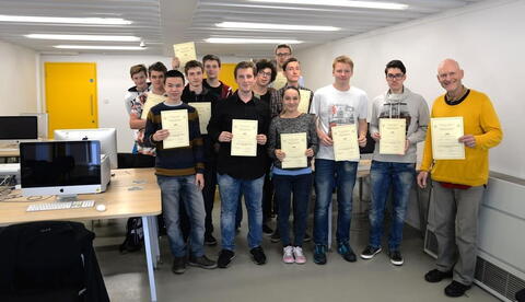 Studenti s certifikáty z londýnské školy. |foto: Jan Mečiar - student zaměření Internetový marketing