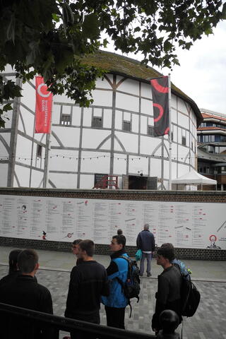 The Globe. Tak tahle banda by z Shakespeara odmaturovat mohla