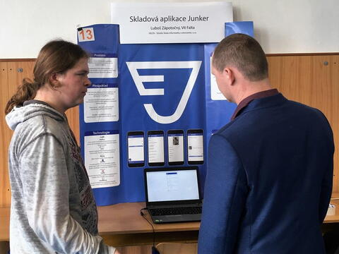 Luboš Zápotočný dělal s Vítkem Faltou na skladovém systému pro společnost Junker. Projekt obhajuje Vítek, protože Luboš zde soutěží se svým dalším projektem.
