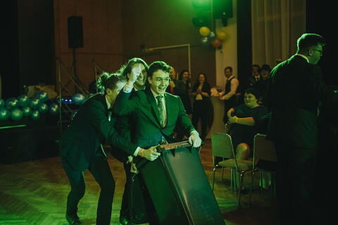Hlavní cena tomboly byla slušivá nová popelnice. Bydlíš v paneláku? Můžeš si tam ukládat třeba učebnice...