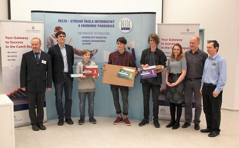Vítězové 1. ročníku Hackathonu BBC micro:bit: Jiří Sedlák, Filip Gajdůšek a David Šimek