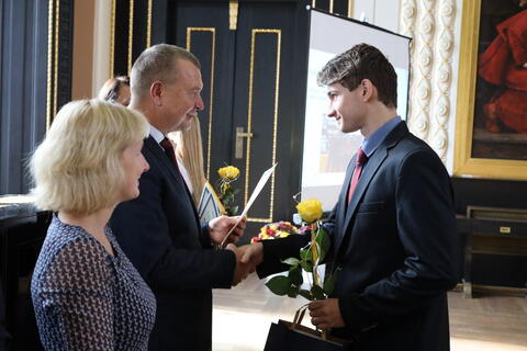 Jan Volhejn přebírá ocenění Mladý řemeslník roku 2022 z rukou předsedy Sdružení soukromých škol Čech, Moravy a Slezska Mgr. Vladimíra Koldera.