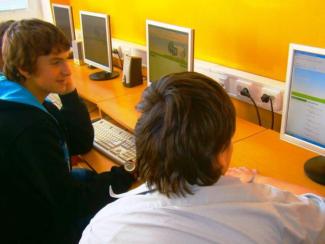 Studenti z pardubické školy DELTY zavedli e-learning na ZŠ v Prachovicích
