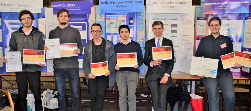 Všechny projekty kluků postoupily do národního finále Expo Science AMAVET. Jmenovitě Michal Havelka, Tomáš Faltejsek, Míra Varga, Filip Botai, Martin Rohr, Luboš Zápotočný. Na fotce chybí ještě Vítek Falta, který přijel z hor jenom na první den.