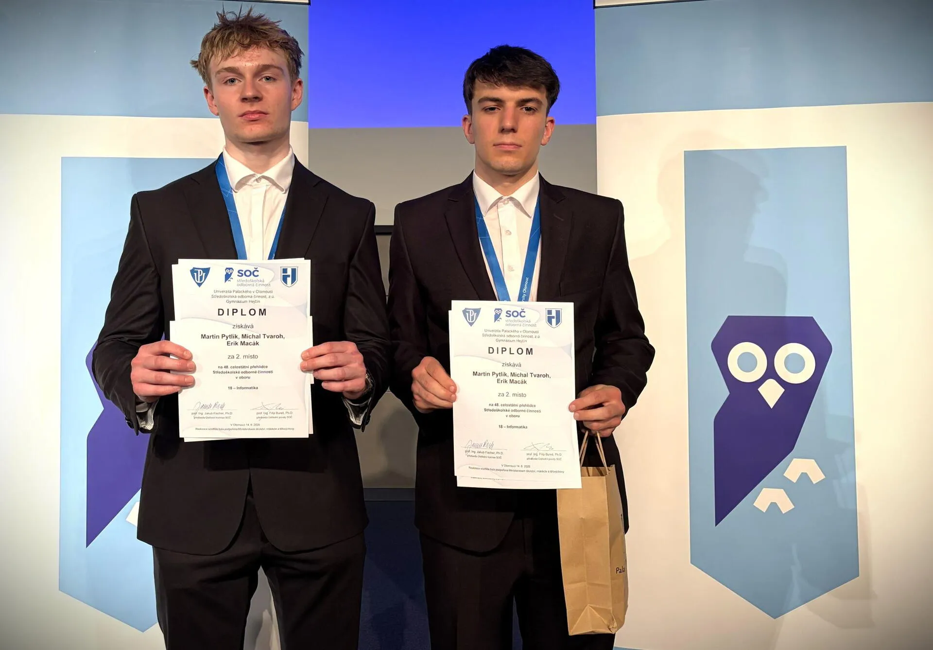Martin Pytlík a Erik Macák s diplomy za 2. místo v SOČ. Michal Tvaroh se předávání neúčastnil, protože vystupoval na koncertě.