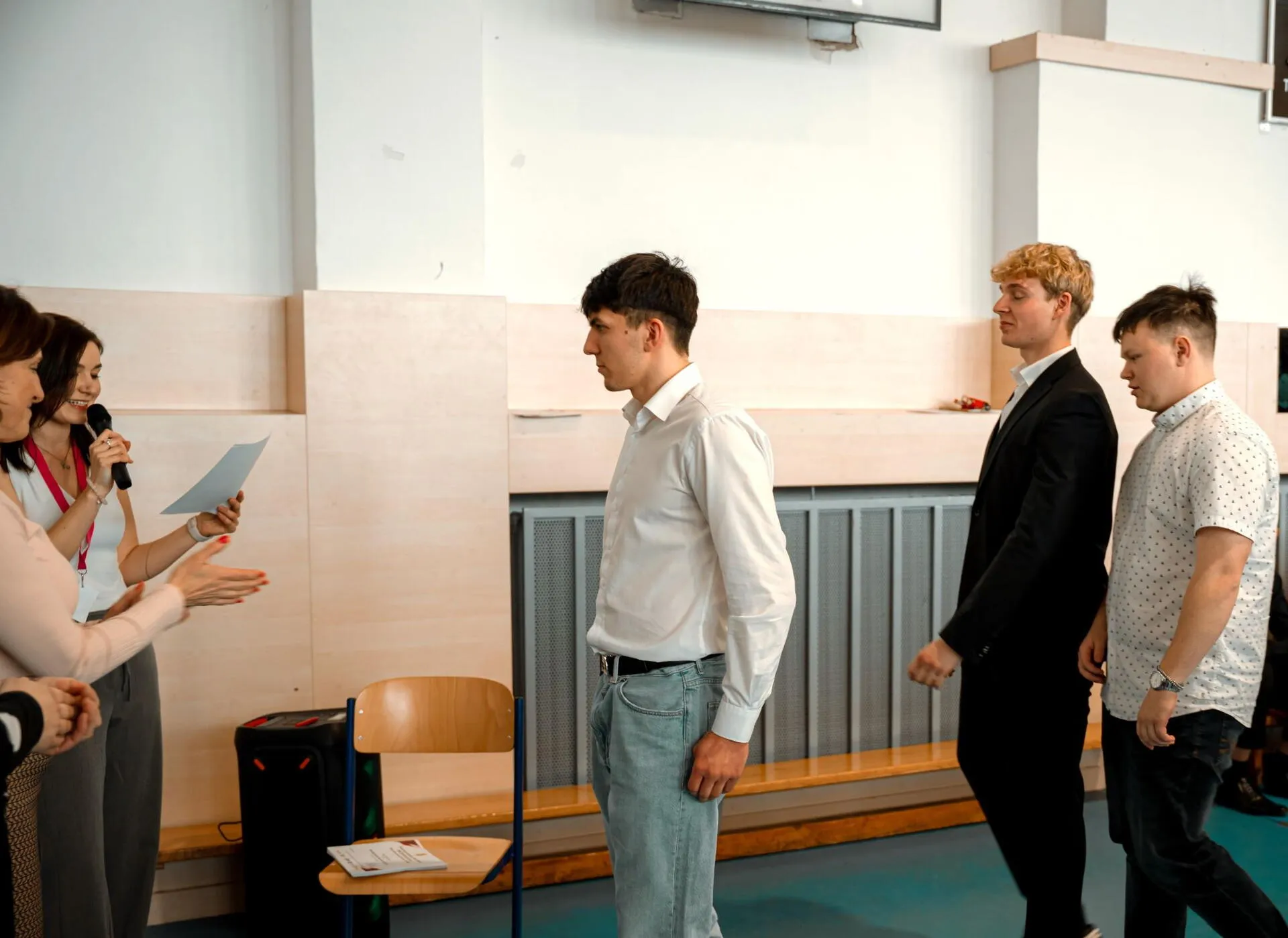 Martin Pytlí, Erik Macák a Michal Tvaroh si jdou převzít ocenění za svůj projekt.