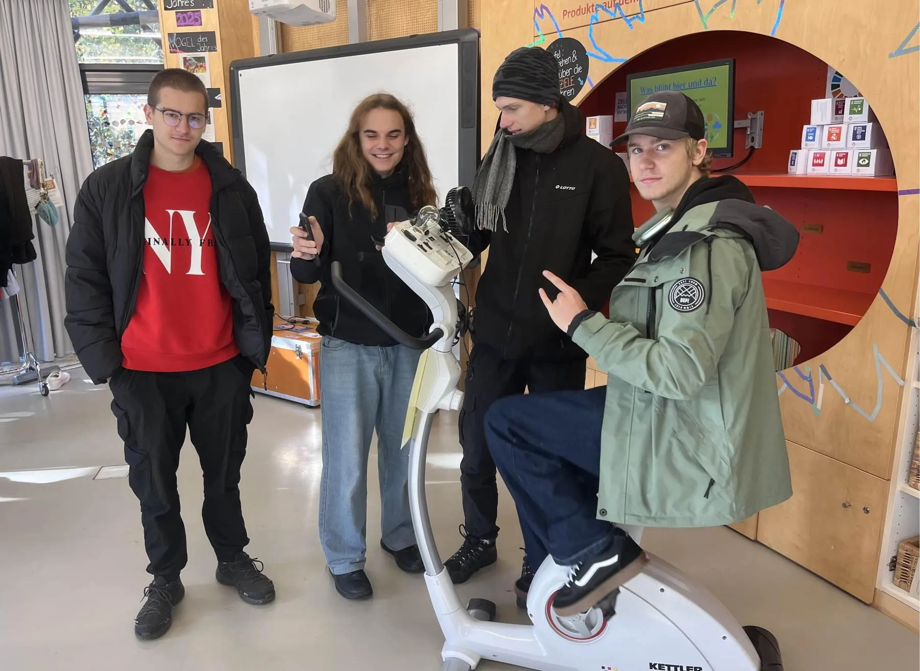 Chlapci objevili jak si nabít mobil šlapáním na rotopedu.