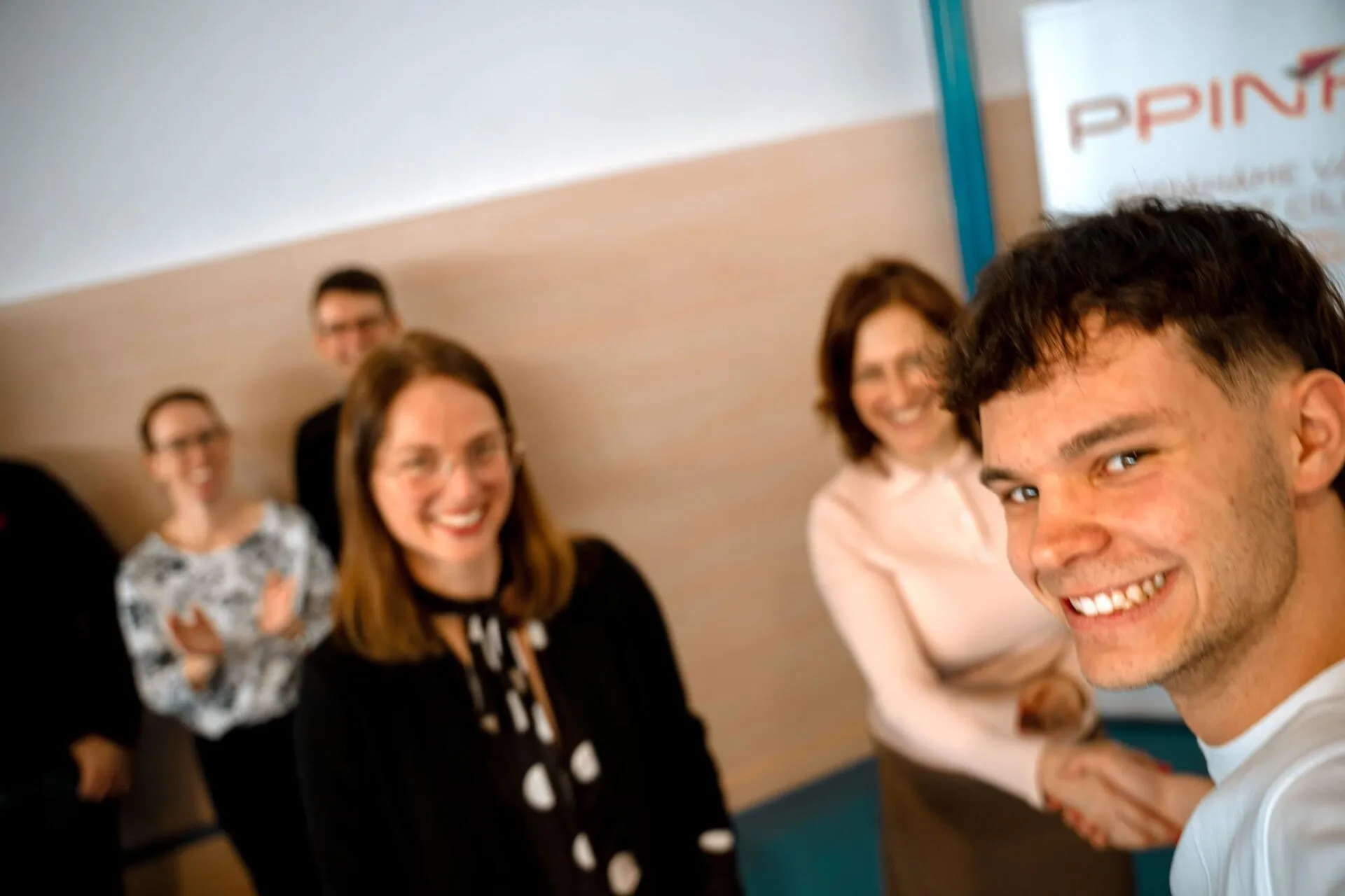 Jakub Jelínek, kromě prezentace svého projektu stihl také nafotit celou soutěž. No a při přebírání ocenění si střihl selfie.