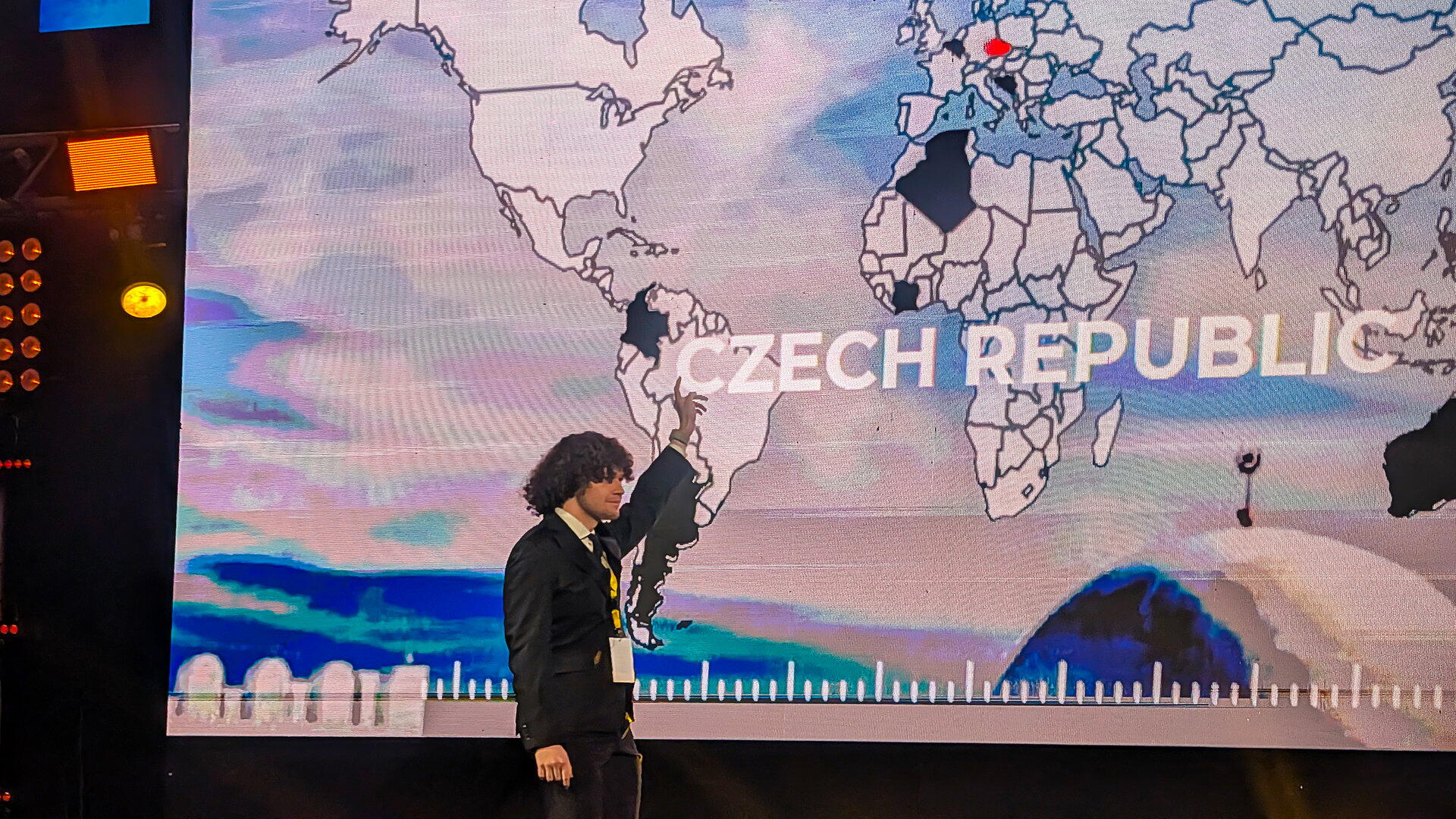 Diego ukazuje, kde je Česko