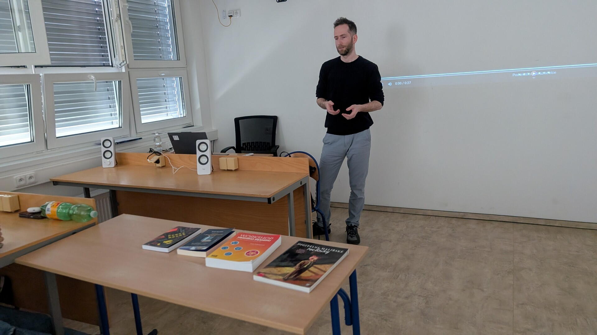 Oliver vršanský mluví o digitální animaci, ale odkazuje se na papírové knihy